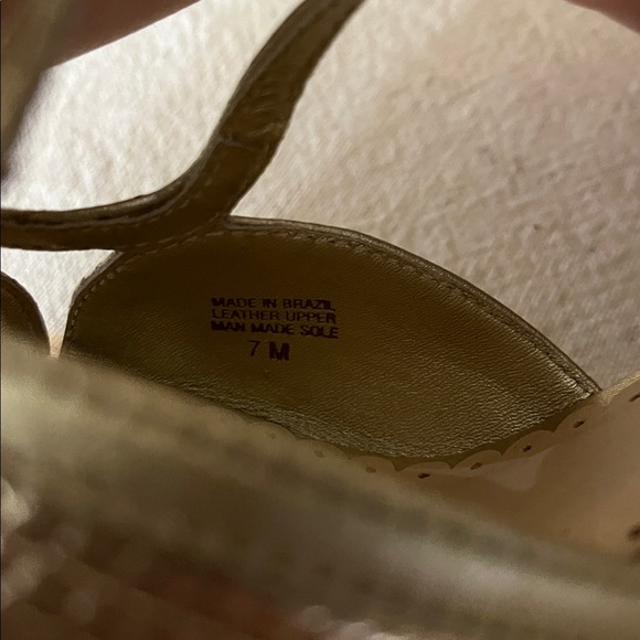 Lilly Pulitzer Metallic Gold Janie Wedges sz 7
Lilly02 - Picture 3 of 9